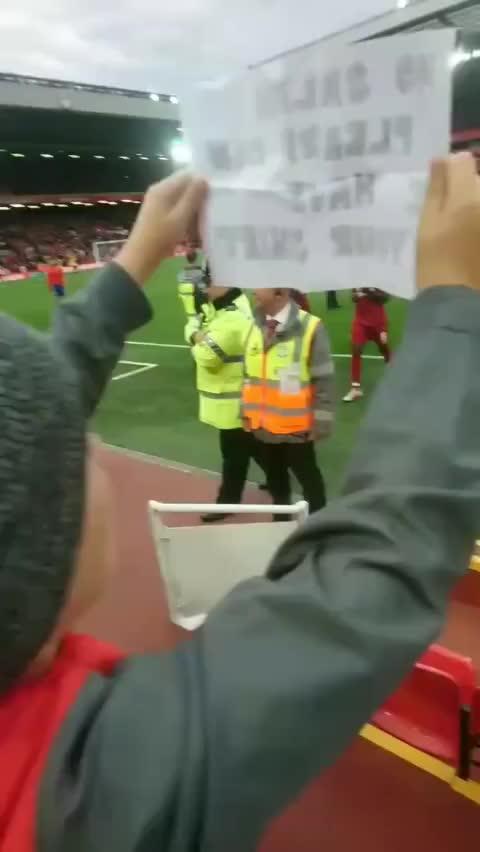 Mohamed Salah sendte en liten drakter etter kampen